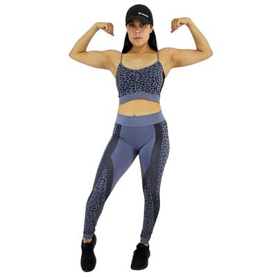 Conjunto deportivo, top de tirantes, cuello cuadrado.