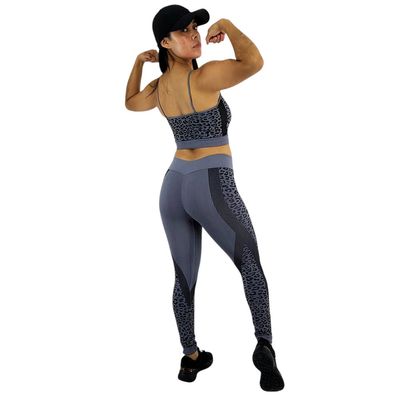 Conjunto deportivo, top de tirantes, cuello cuadrado.