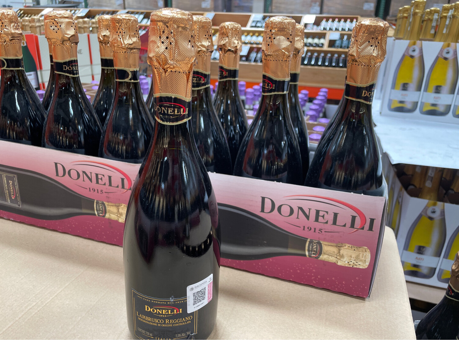 Donelli Lambrusco sparkling red wine 750ml