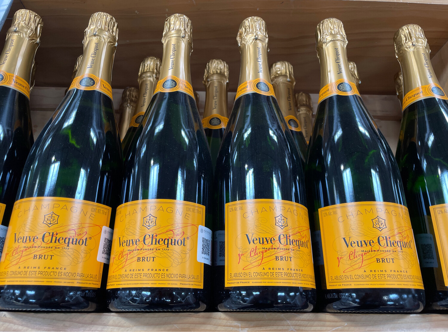 Veuve Clicquot Champagne Brut 750ml.   *
