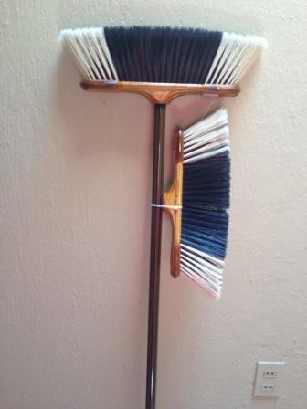 Broom  with extra broom head    *