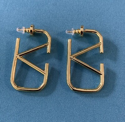 V fashion earrings