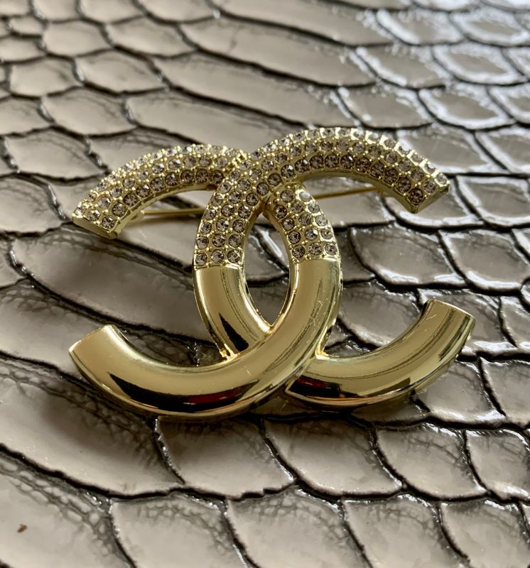 Rhinestone /metal brooch