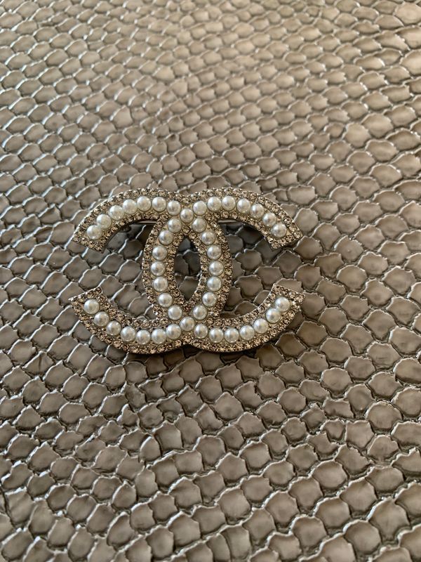 Pearl brooch