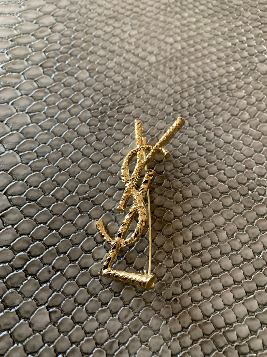 Y brooch