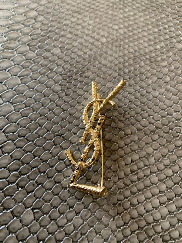 Y brooch