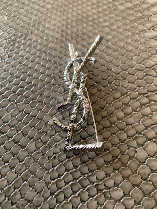 Y brooch