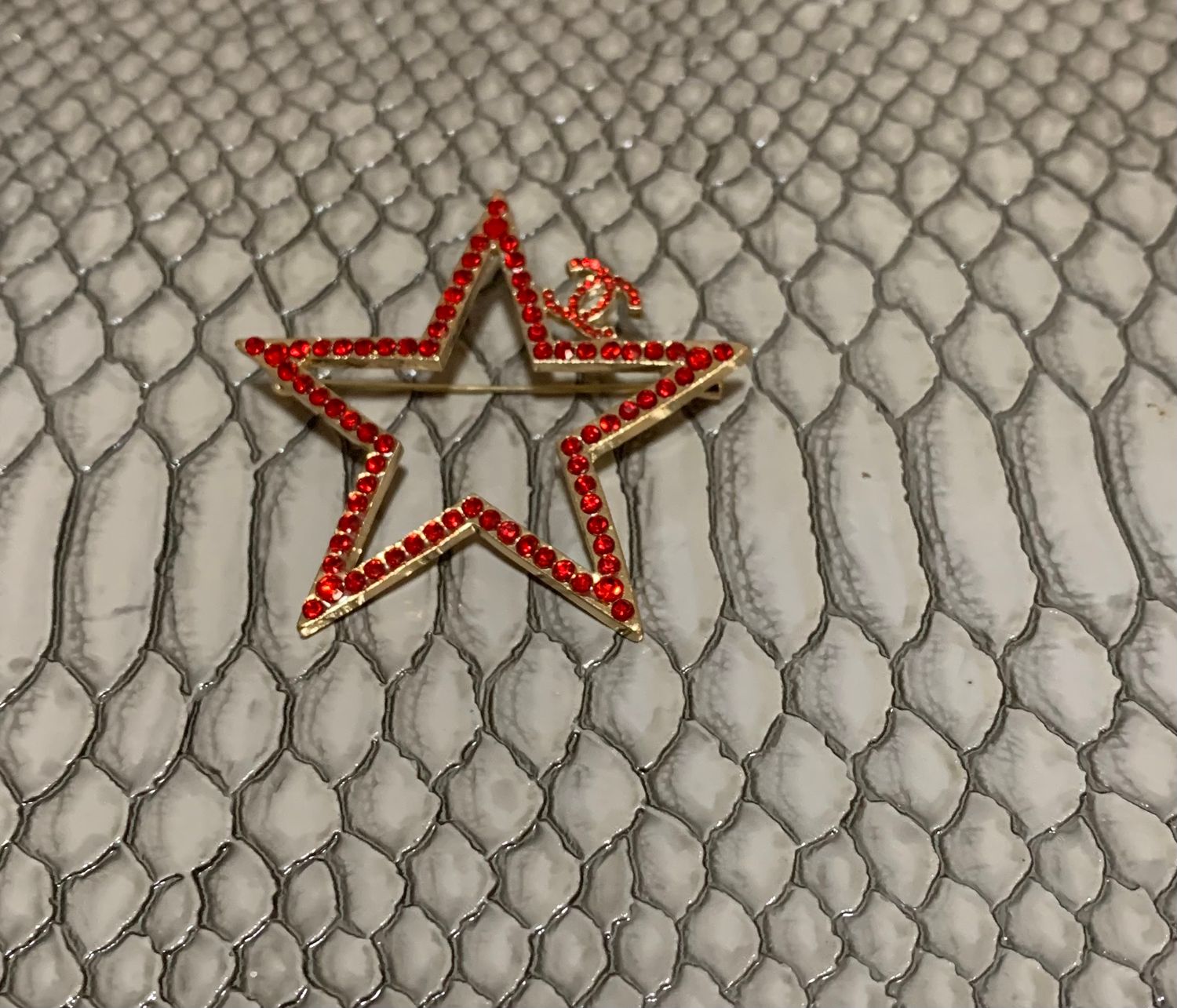 Red star brooch