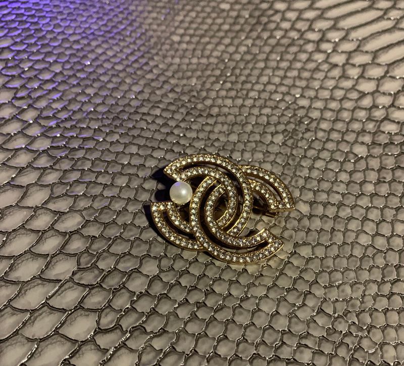 Pearl / bling brooch