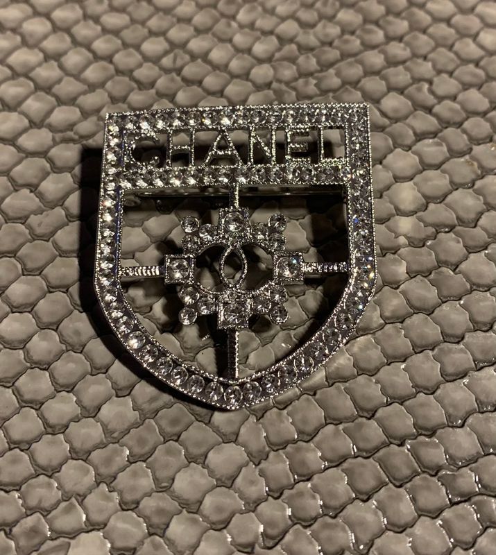 Badge brooch