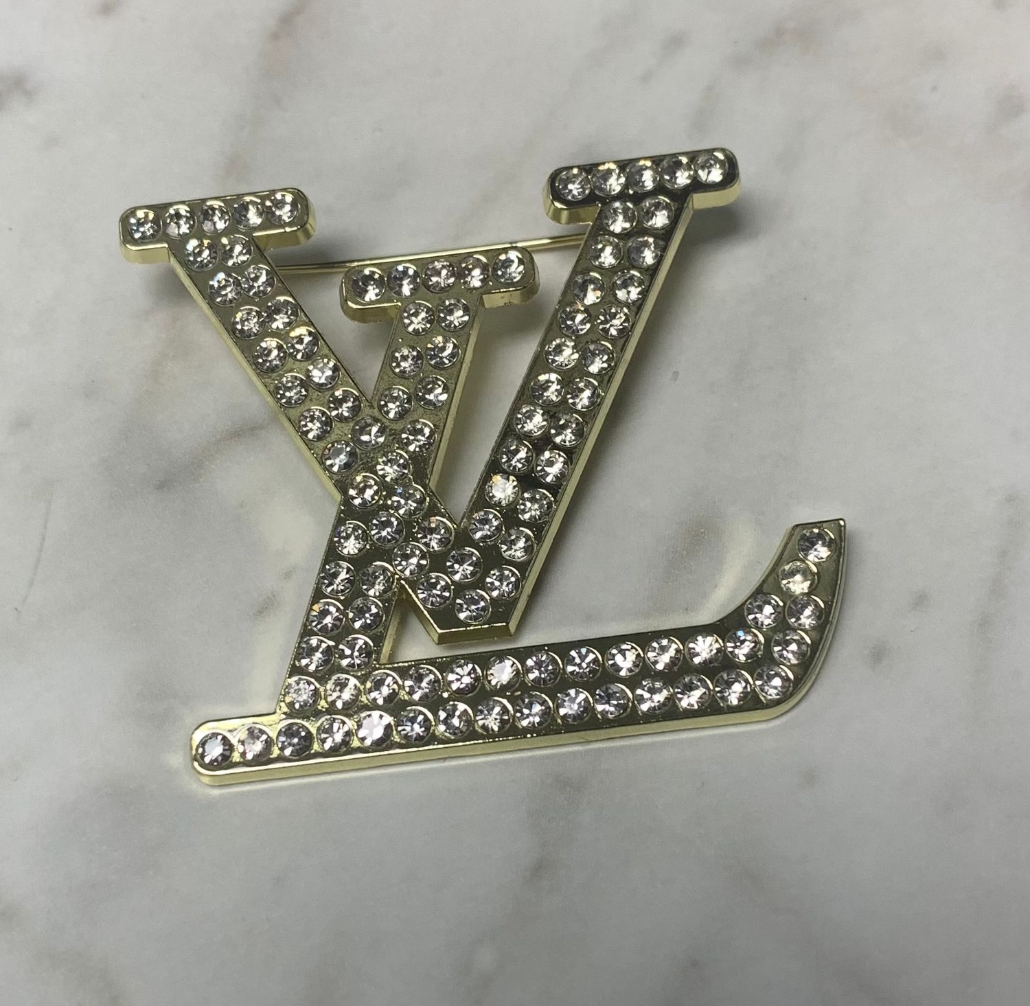 Lv brooch gold / rhinestone