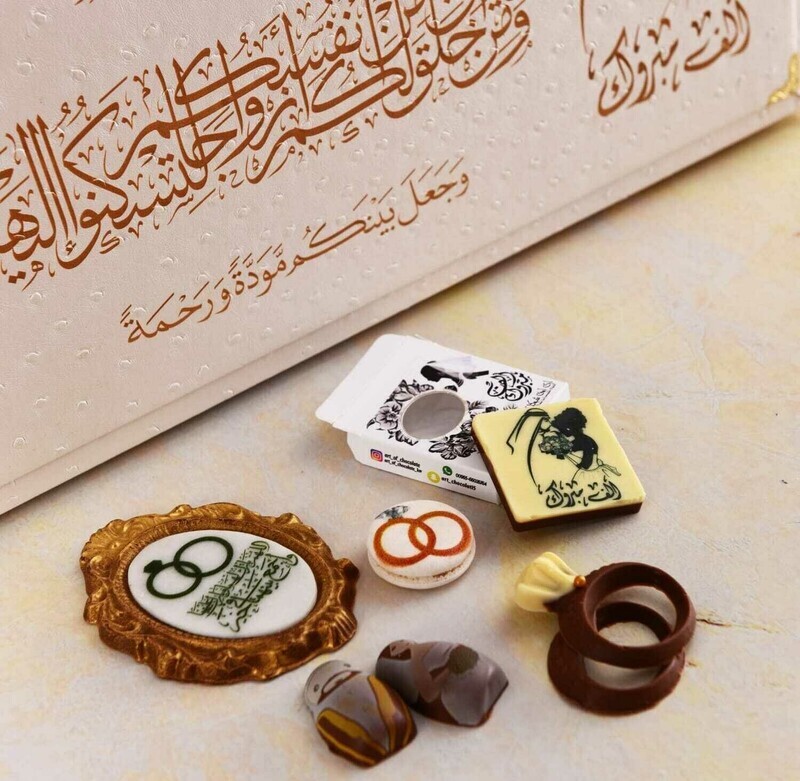 العلبه الفاخره المحفورة بالليزر مع خيارات للشوكلت حسب المناسبة