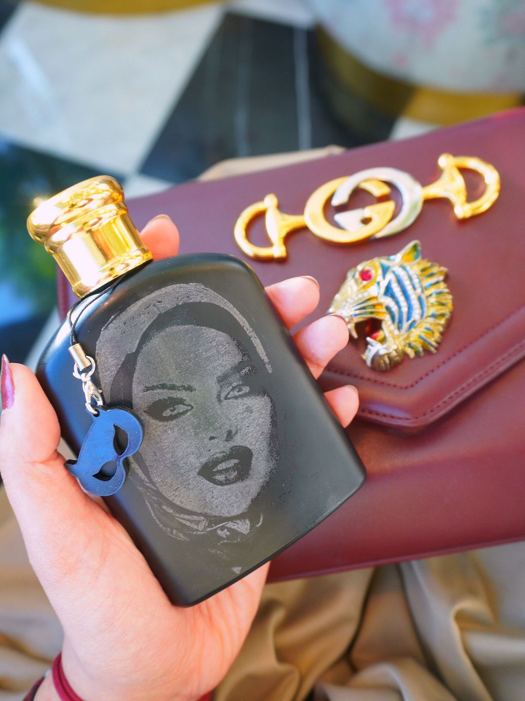 زجاجه عطر لون اسود 100 ملي بحفر ليزر