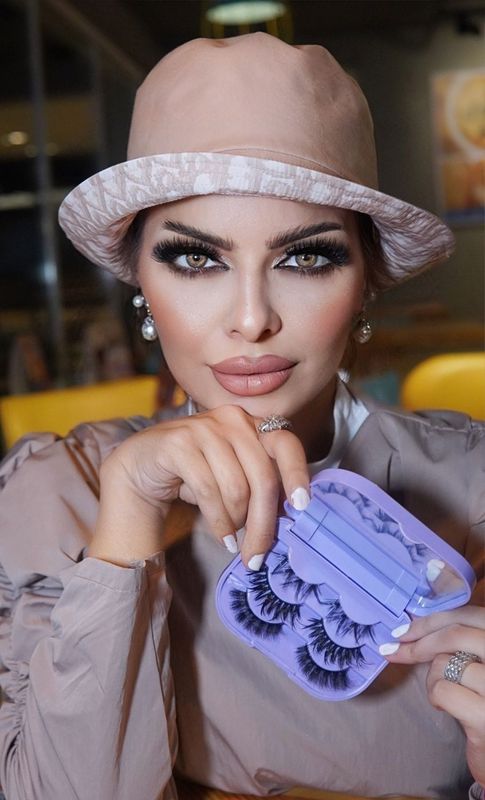 حافظة رموش بلاستك تحتوي على 3 رموش طبيعية