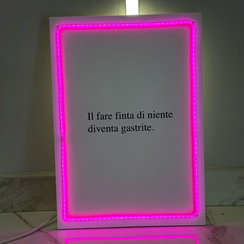 Il fare finta di niente diventa gastrite - Quadretto con Led Il fare finta di niente diventa gastrite - Quadretto con Led