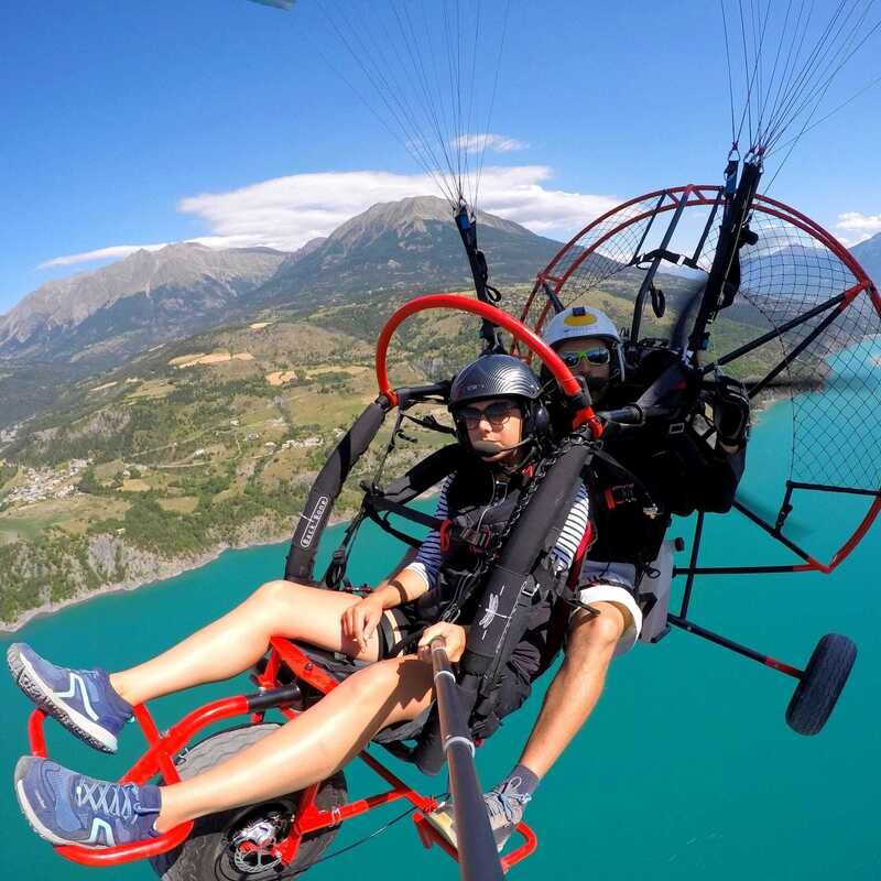 10 mn  - Vol enfant en Parapente Motorisé LAC de SERRE PONCON - de 5 ans à 12 ans
