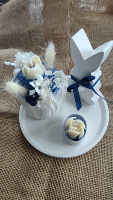 Hase und Osterstrauß blau mit Blütenhase und Duft