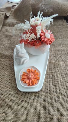 Wachsstrauß im Osterei mit Duft. Hase und Blütenschale orange