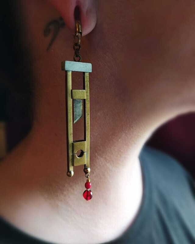 Guillotine earring with sliding blade