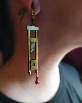 Guillotine earring with sliding blade
