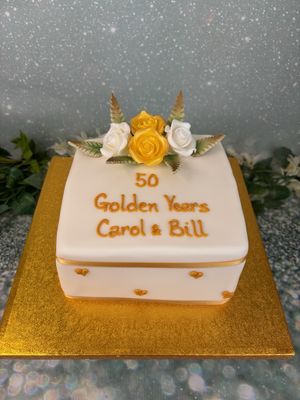 Anniversary - Roses &amp; Heart Piped Detail