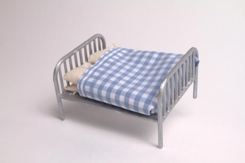 Zilver bed met beddengoed