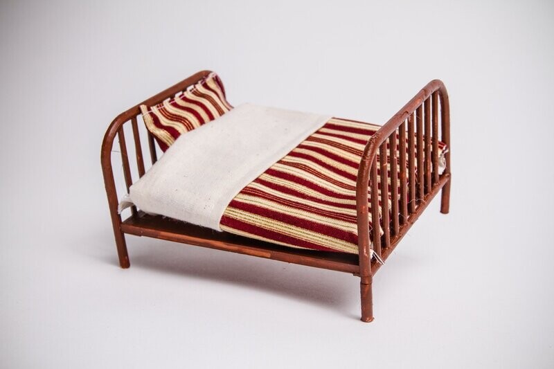 Bed klassiek met beddengoed