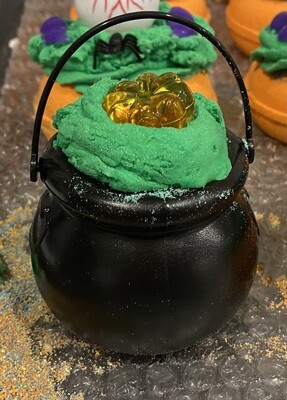 SMALL WITCHES CAULDRON OR PUMPKIN FILLED WITH BATH FIZZ