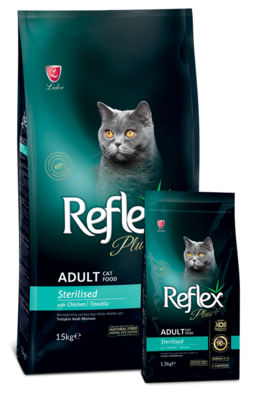 Gato adulto castrado comendo ração Reflex Plus Gato Adulto Esterilizado Frango