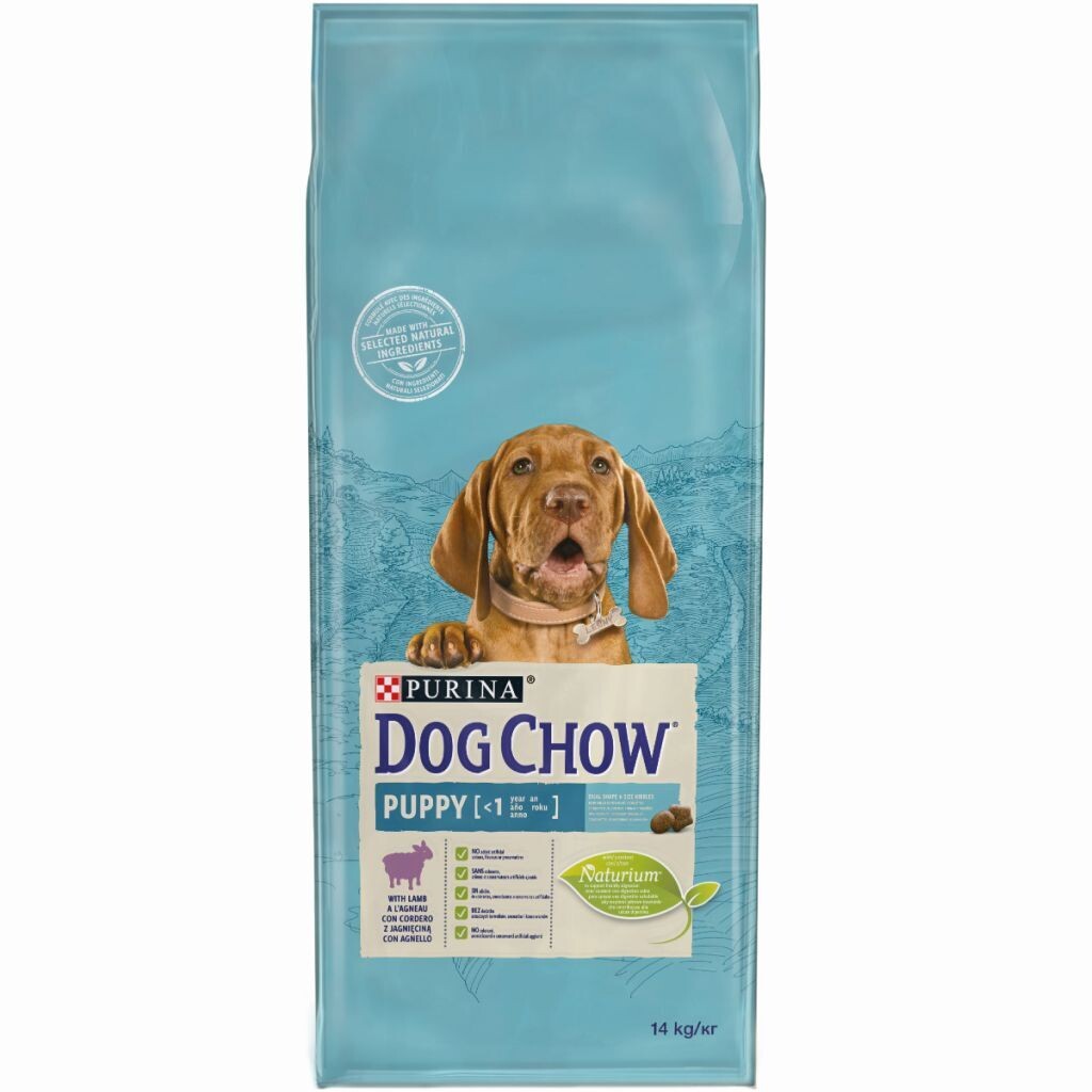 Filhote de cachorro brincalhão e cheio de energia comendo Purina Dog Chow Puppy Cordeiro em um prato.
