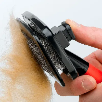 Escova Cardadora Ferplast GRO 5956, ideal para remover pelos soltos de cães e gatos.