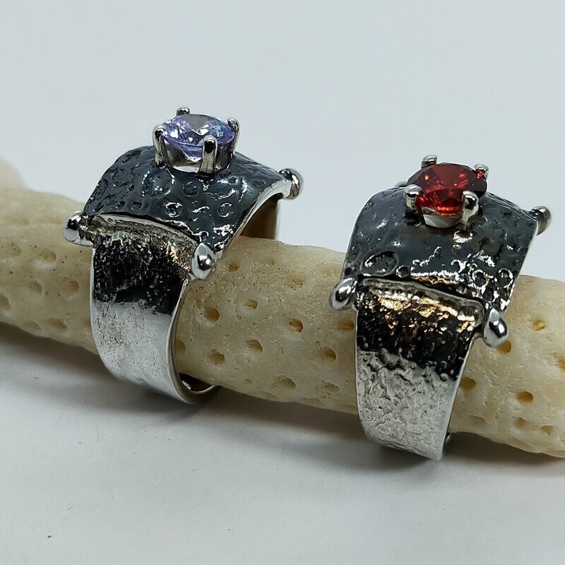 Anillo de plata y zirconita granate