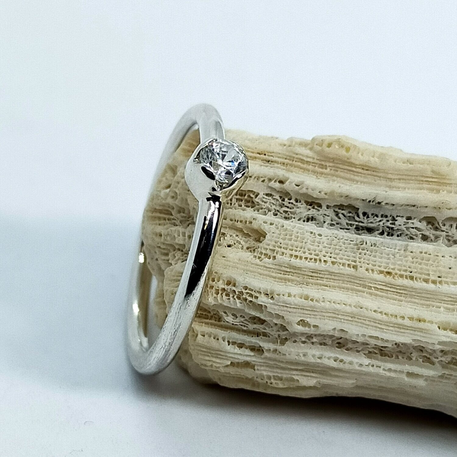 Anillo de plata con zirconita blanca