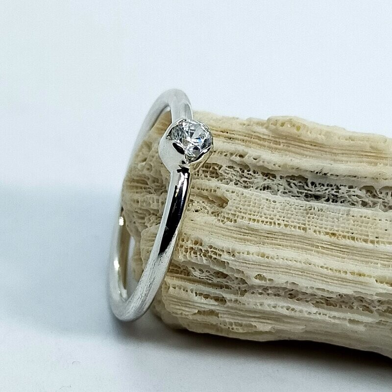 Anillo de plata con zirconita blanca