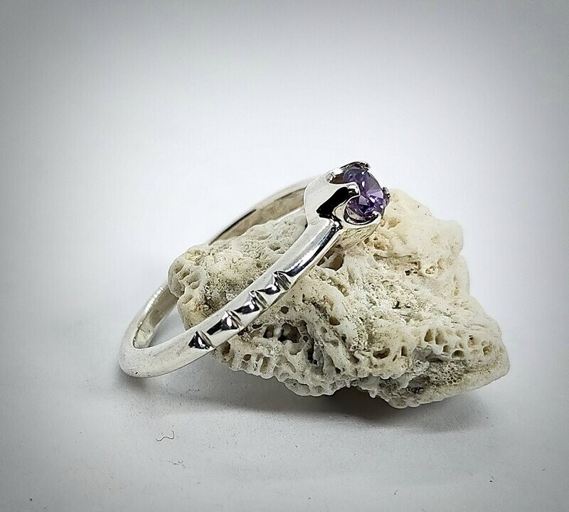 Anillo de plata con zirconita morada