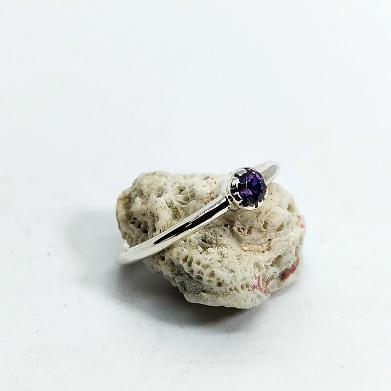 Anillo de plata con zirconita morada
