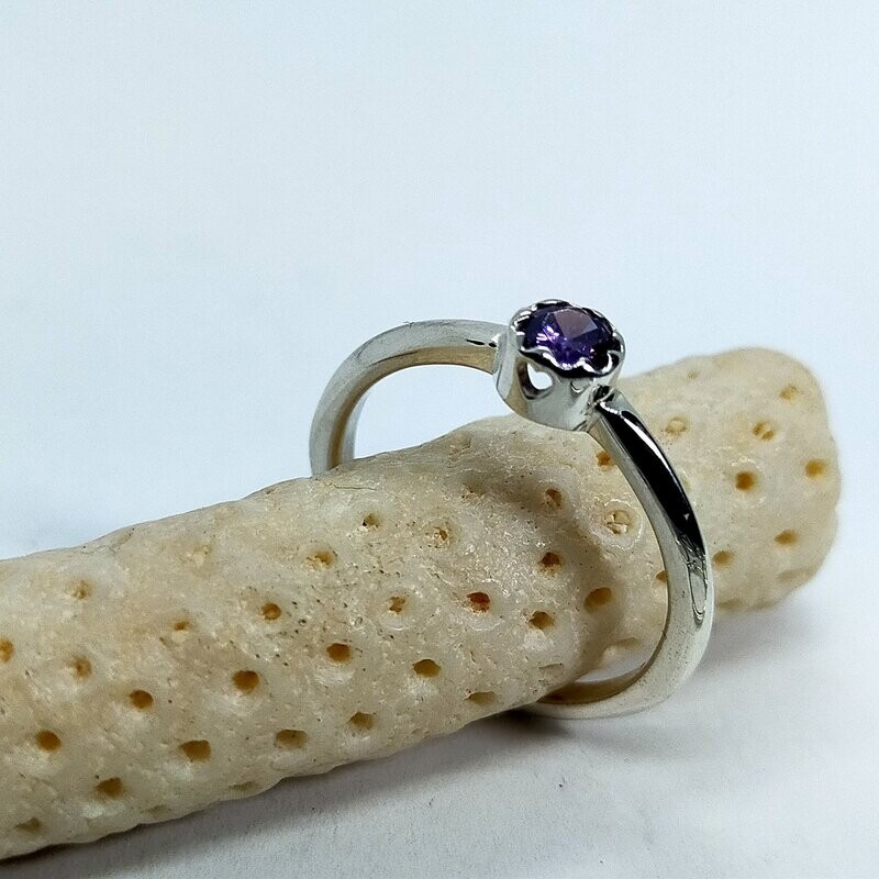 Anillo de plata con zirconita morada