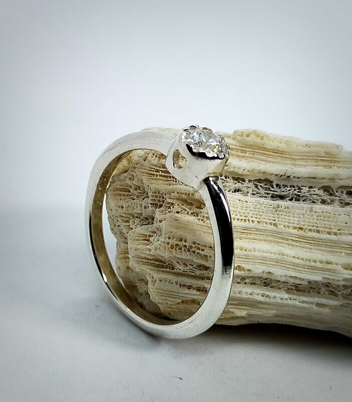 Anillo de plata con zirconita blanca