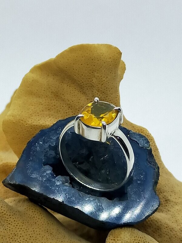 Anillo de plata con corindon