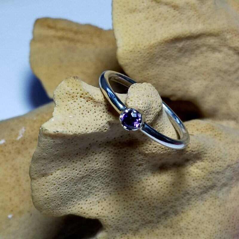 Anillo de plata zirconita morada