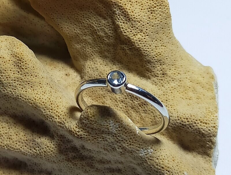 Anillo de plata zirconita azul