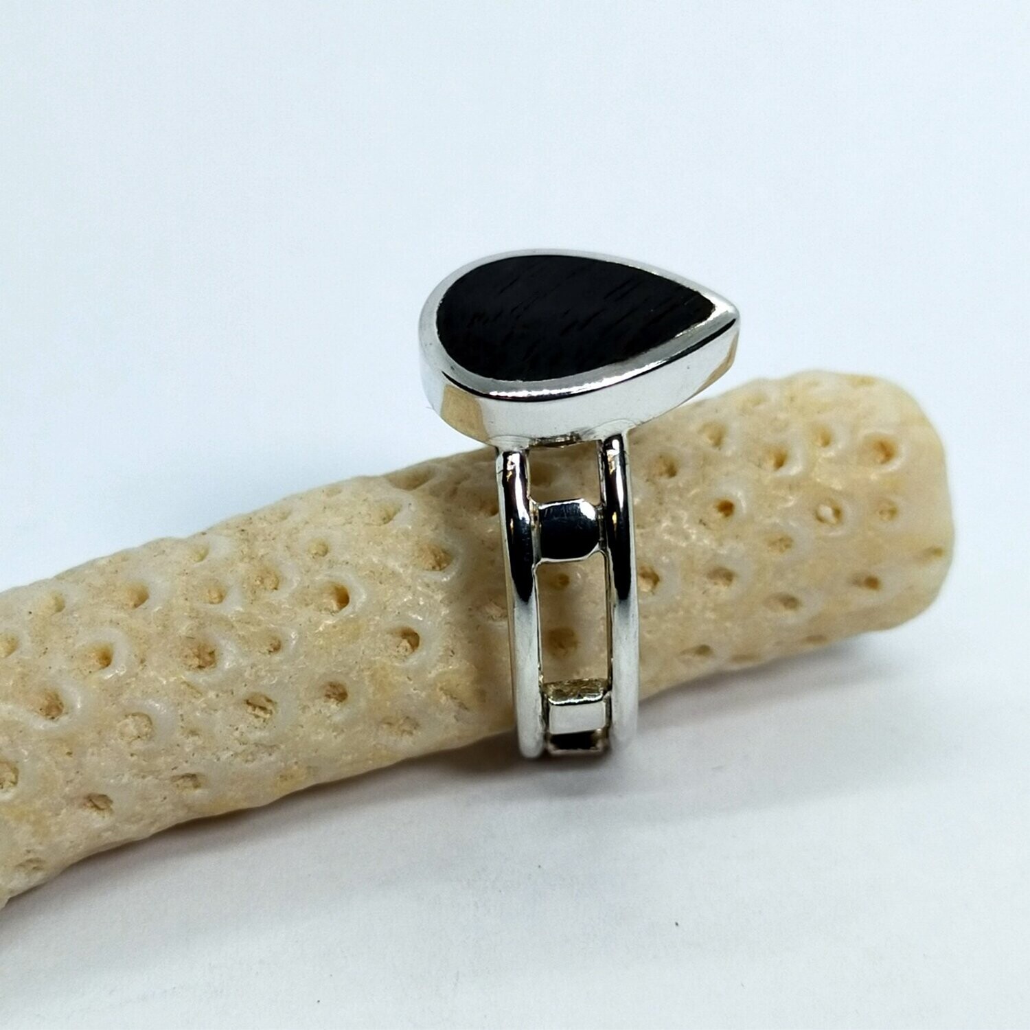 Anillo de plata y ébano