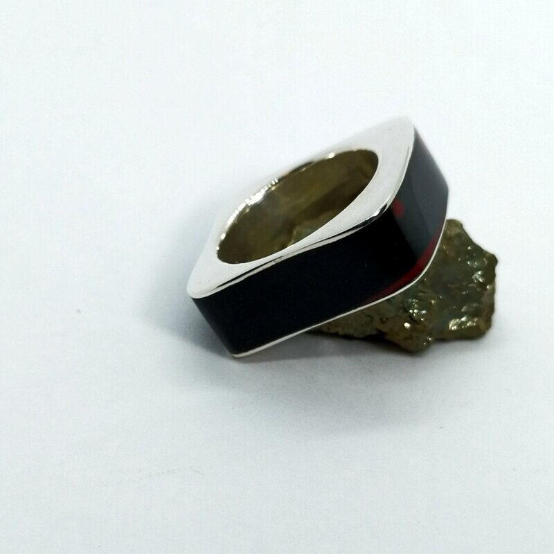 Anillo de plata y resina