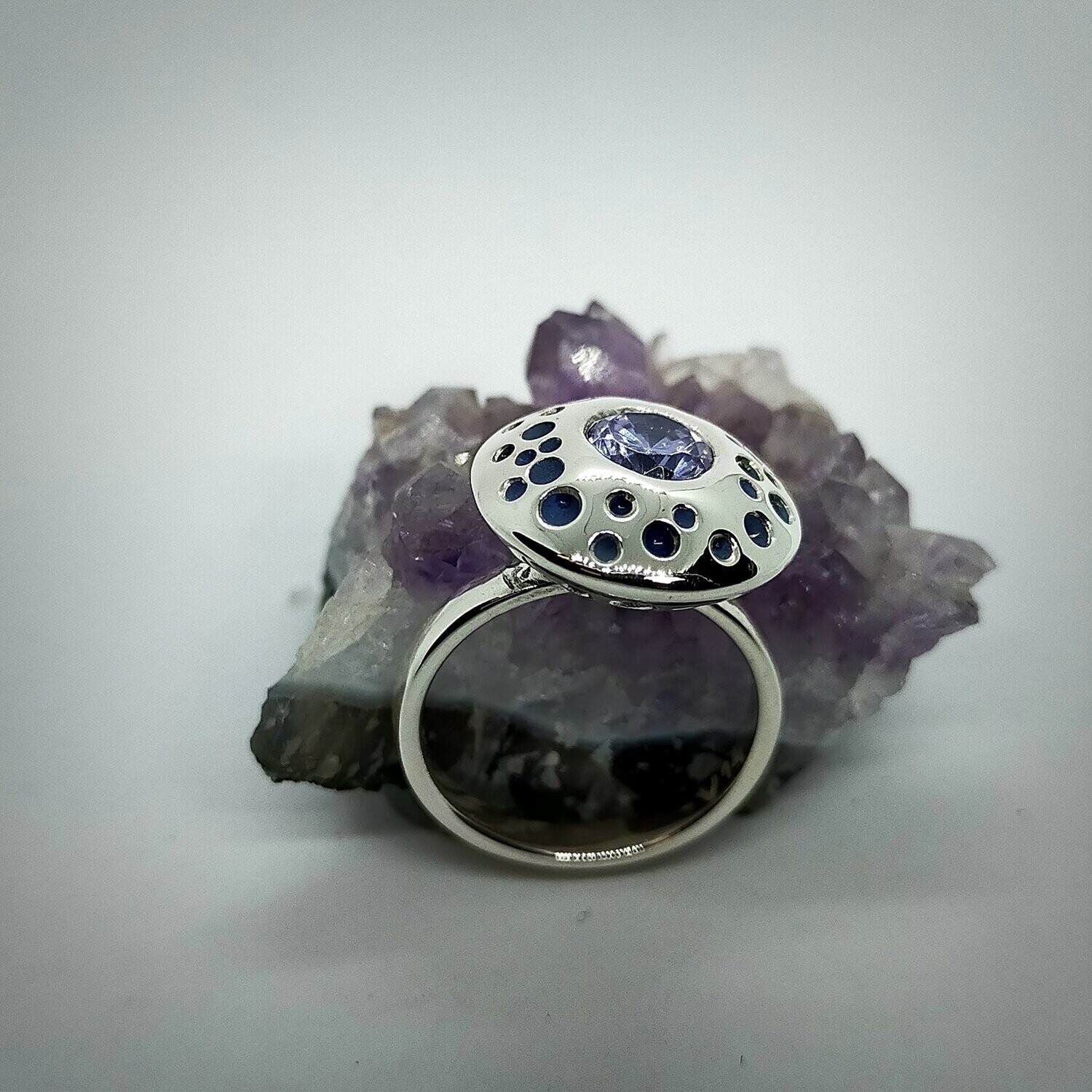 Anillo de plata y zirconita lila