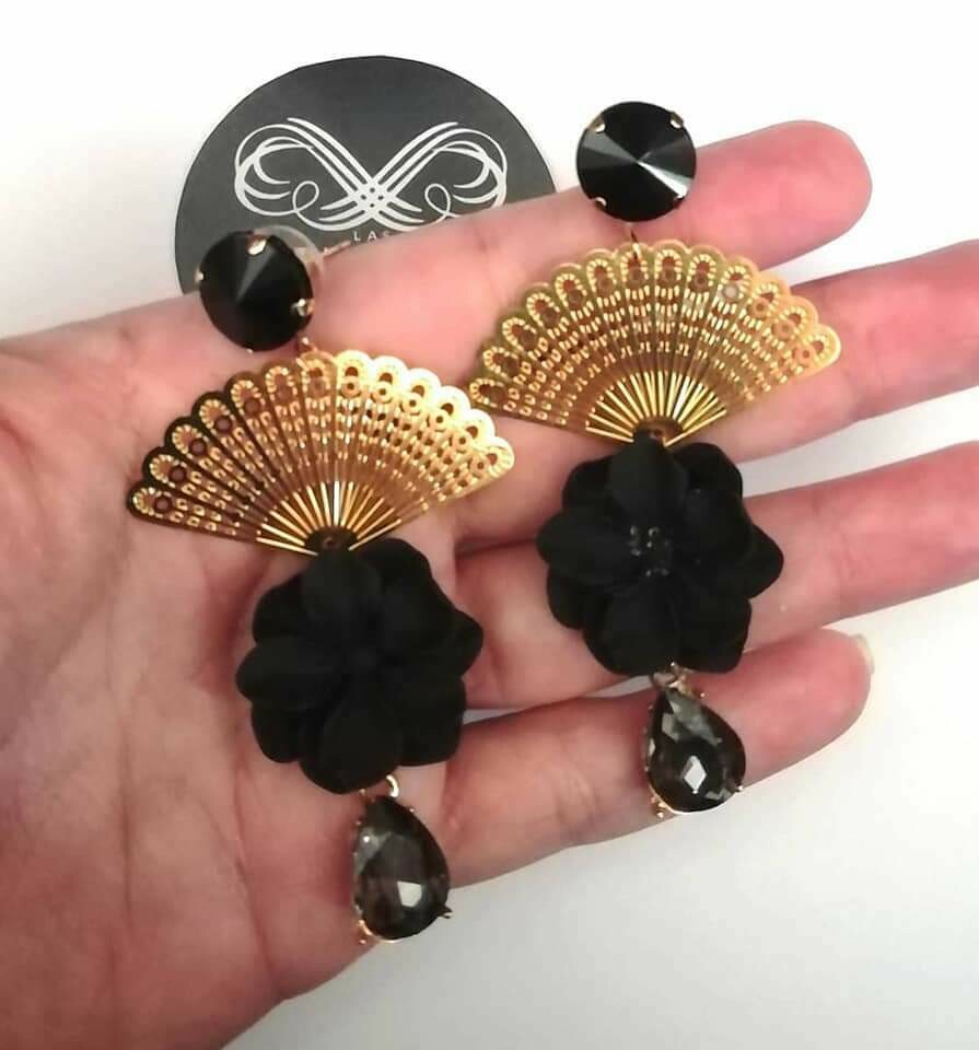 Pendientes negros y abanicos