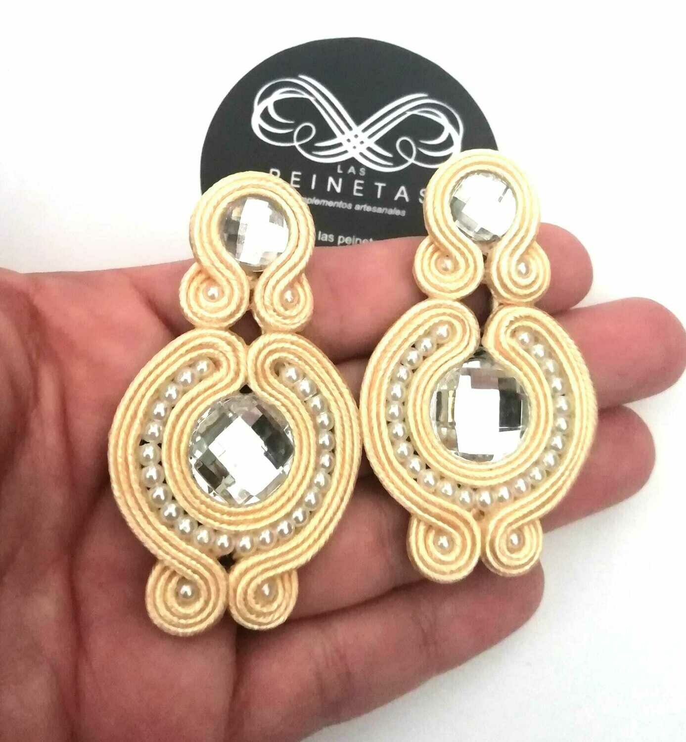 Pendientes beige y perlas