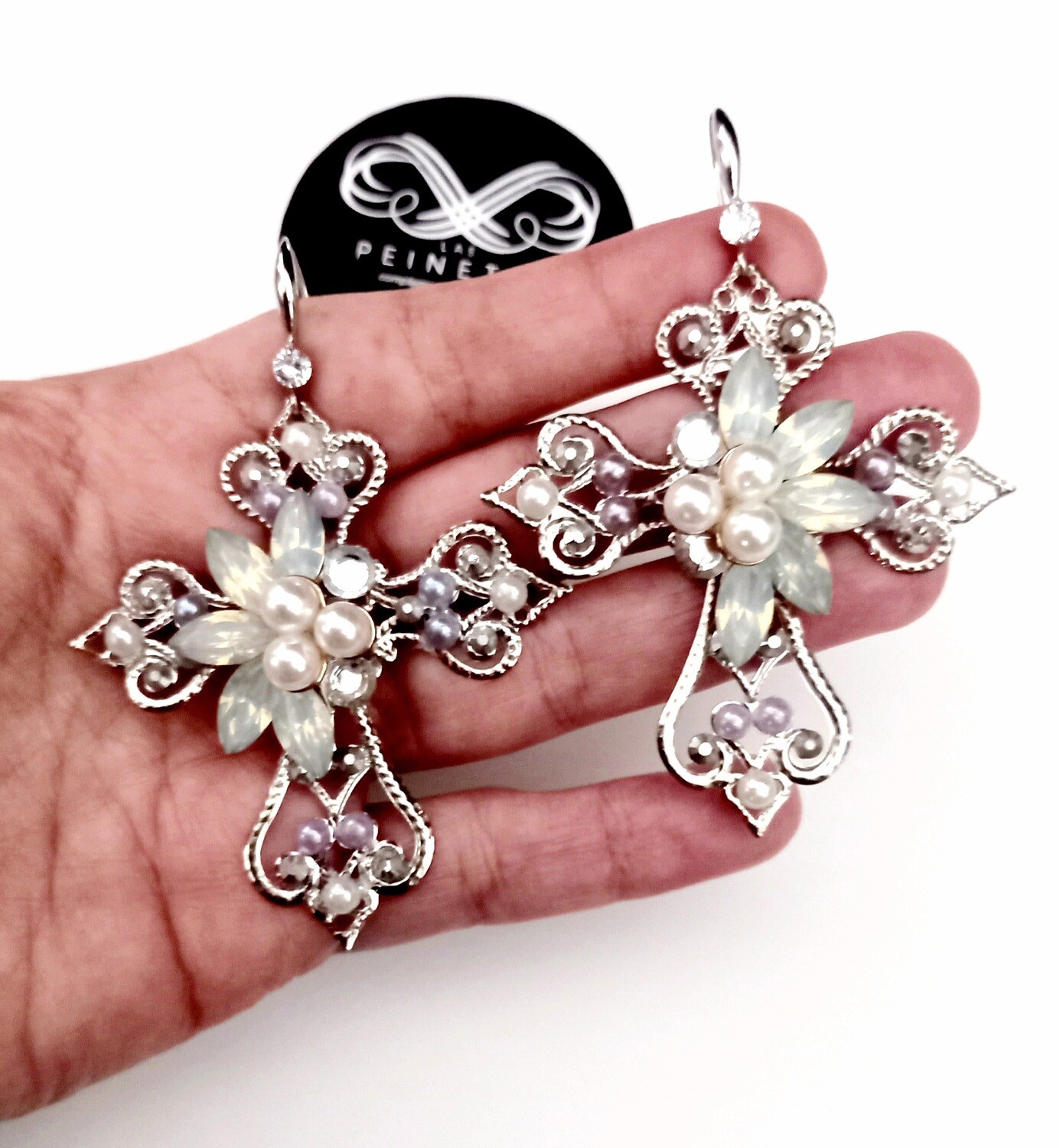 Pendientes de cruz y perlas