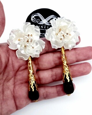Pendientes flor blanca