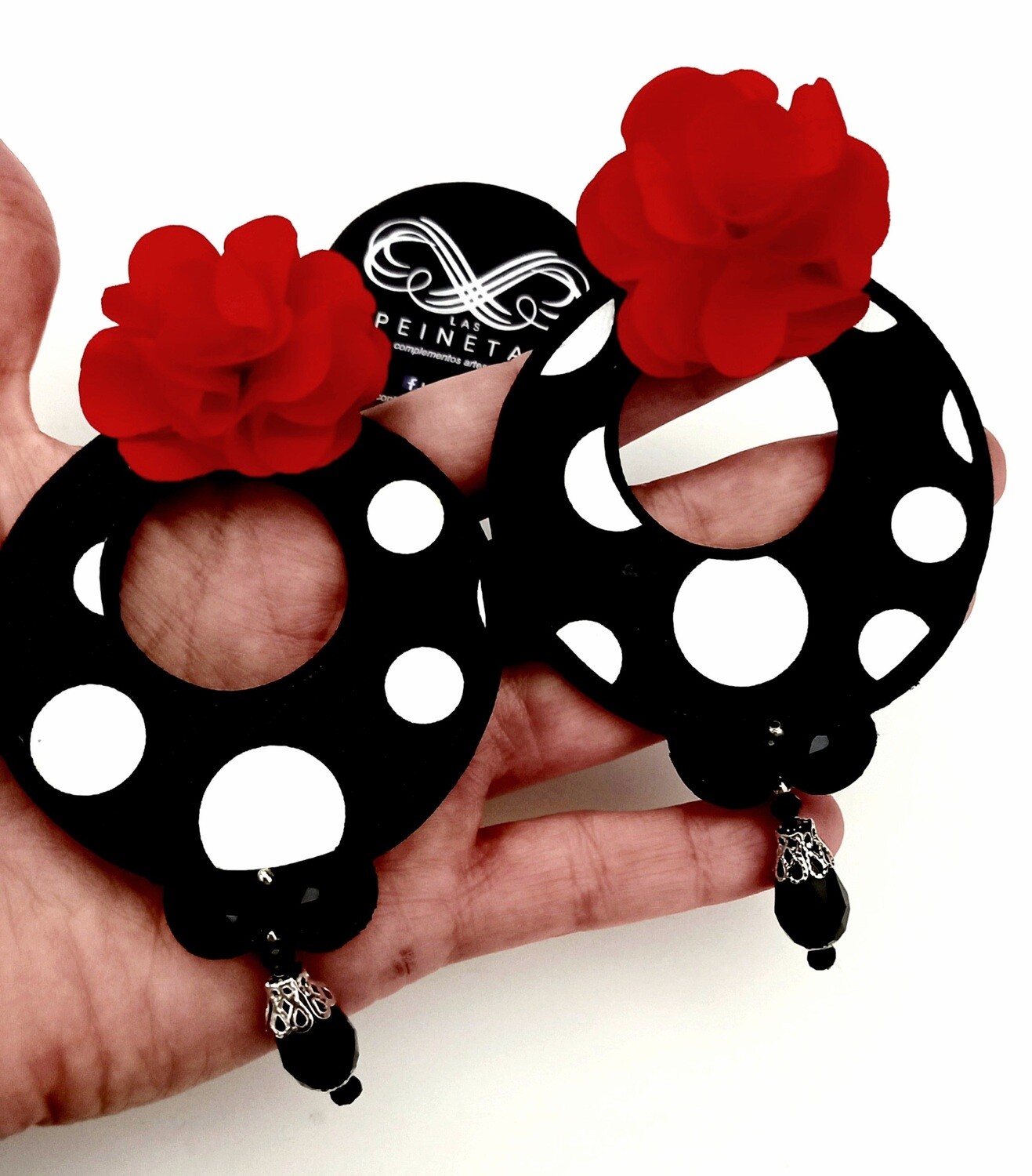 Aros lunares y flor roja