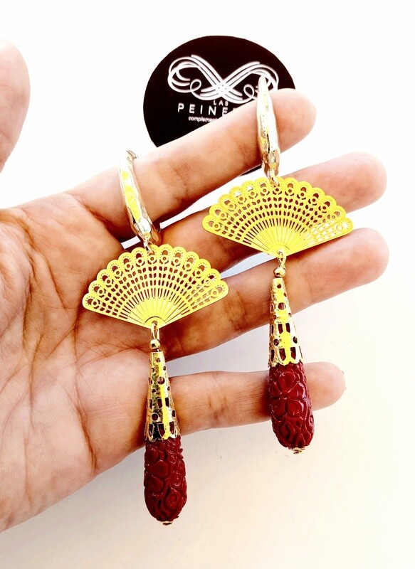 Pendientes abanicos y lágrimas rojas